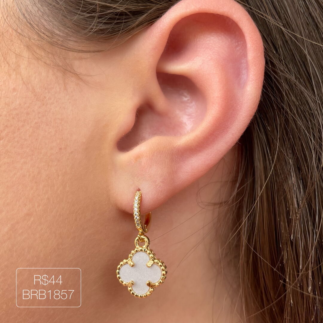 Brinco Cravejado Pendurado V@n Cleef Madre Dourado